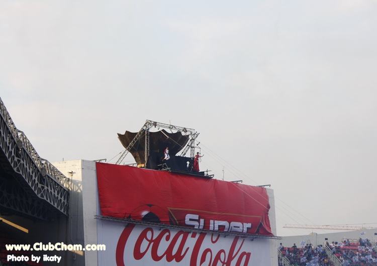 ชมพู่ อารยา  มอบถ้วยรางวัลโค๊กซุปเปอร์คัฟ