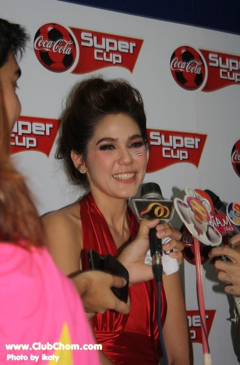ชมพู่ อารยา  มอบถ้วยรางวัลโค๊กซุปเปอร์คัฟ