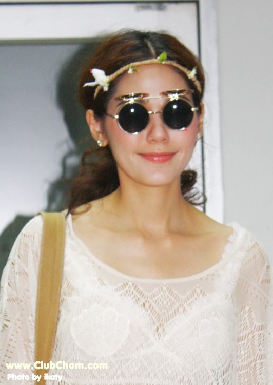 ชมพู่ อารยา  มอบถ้วยรางวัลโค๊กซุปเปอร์คัฟ