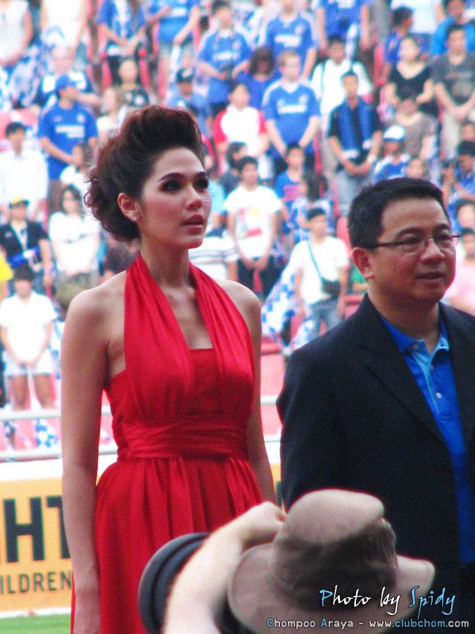 ชมพู่ อารยา  มอบถ้วยรางวัลโค๊กซุปเปอร์คัฟ
