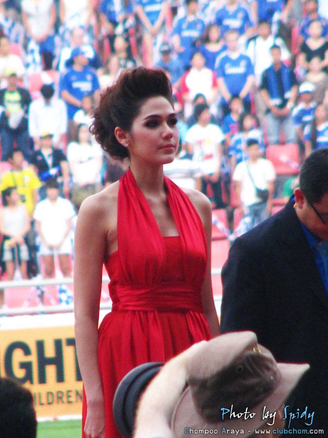 ชมพู่ อารยา  มอบถ้วยรางวัลโค๊กซุปเปอร์คัฟ