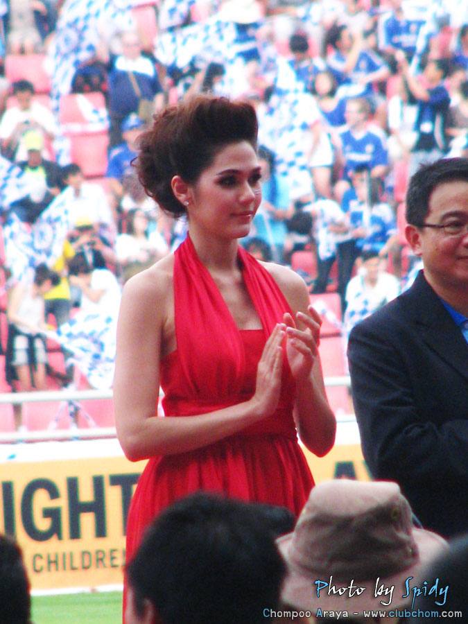 ชมพู่ อารยา  มอบถ้วยรางวัลโค๊กซุปเปอร์คัฟ