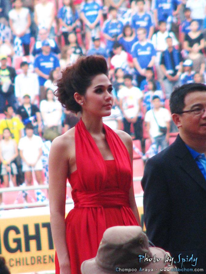 ชมพู่ อารยา  มอบถ้วยรางวัลโค๊กซุปเปอร์คัฟ