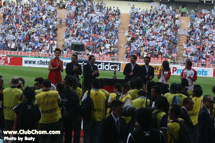 ชมพู่ อารยา  มอบถ้วยรางวัลโค๊กซุปเปอร์คัฟ