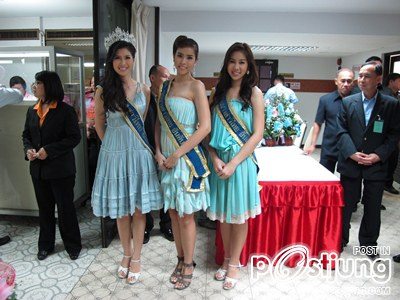 เชิญถ้วยรางวัลที่สนามราชตฤณมัย(สนามม้านางเลิ้ง)
