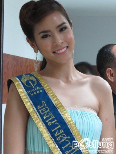 เชิญถ้วยรางวัลที่สนามราชตฤณมัย(สนามม้านางเลิ้ง)