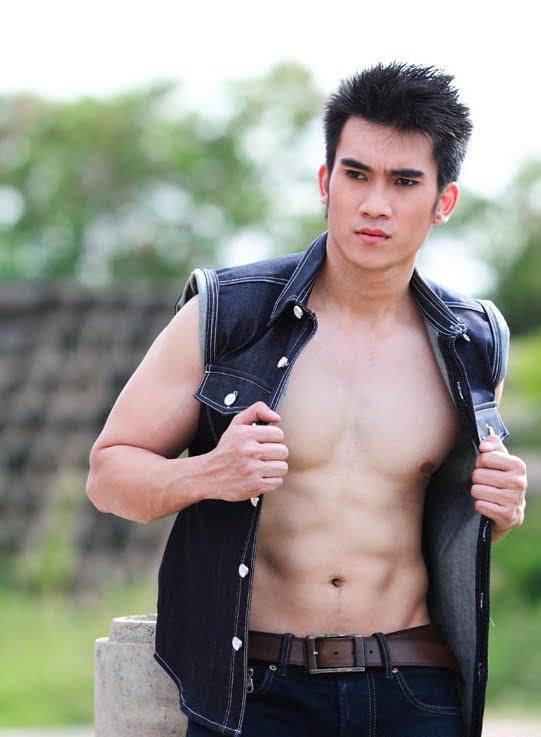 หล่อ เนื้อแน่น หุ่นเป๊ะ  !