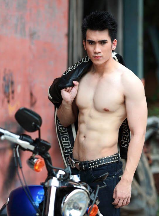 หล่อ เนื้อแน่น หุ่นเป๊ะ  !