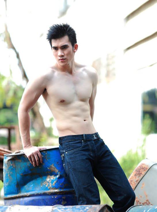 หล่อ เนื้อแน่น หุ่นเป๊ะ  !