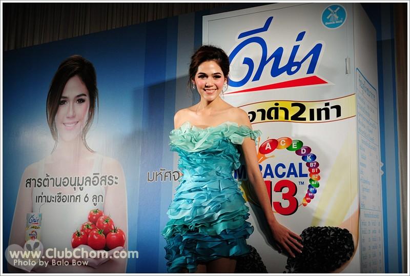 ชมพู่ อารยา ในงานแถลงข่าวเปิดตัว DNA งาดำ 2 เท่า