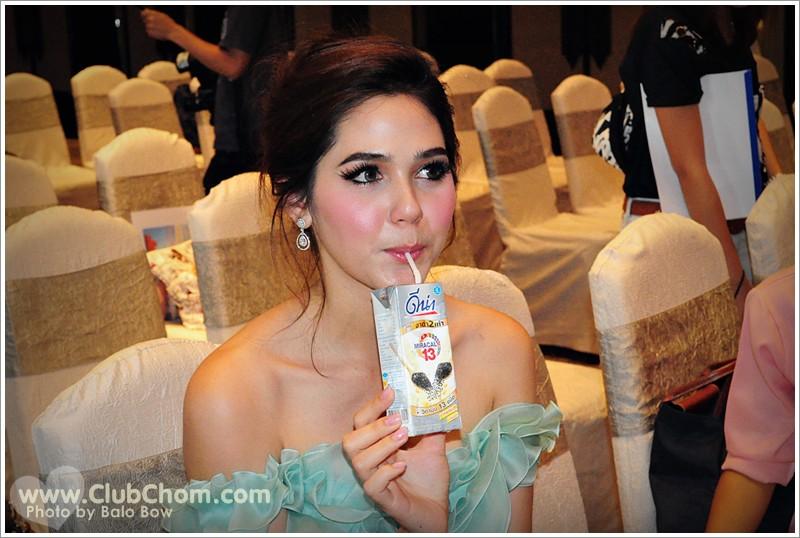 ชมพู่ อารยา ในงานแถลงข่าวเปิดตัว DNA งาดำ 2 เท่า