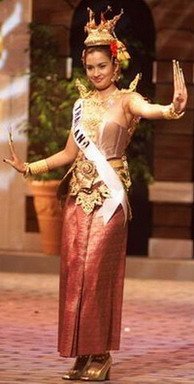 ปี2001 กับชุดไทยประยุกต์จากชุดกินรี
