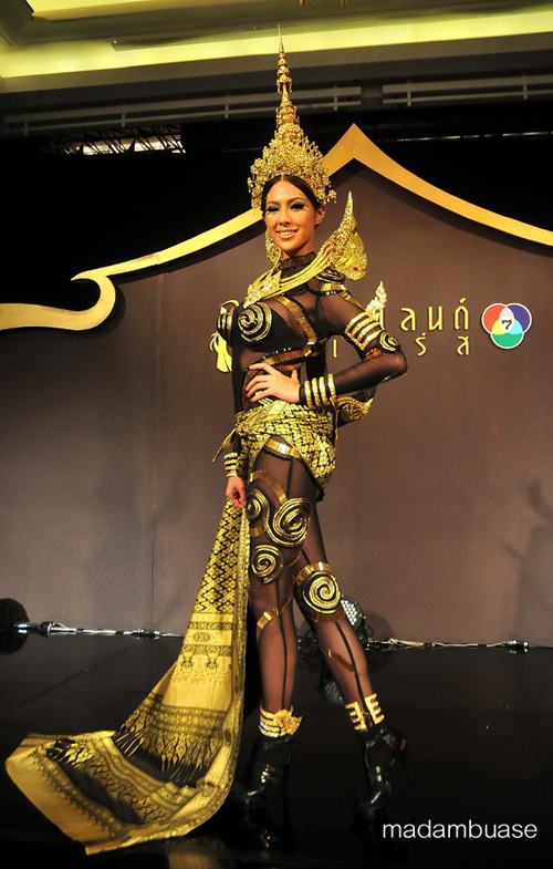 ล่าสุดปี2011 กับชุดเหมราชนารี