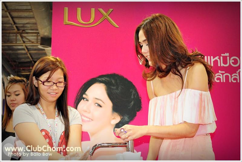 ชมพู่ อารยา มาเปิดตัวLUX @แม็คโครบางบอน