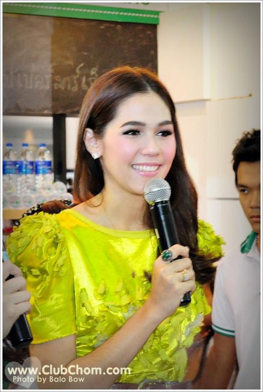 ชมพู่ อารยา ในงานสัปดาห์ประกันภัย