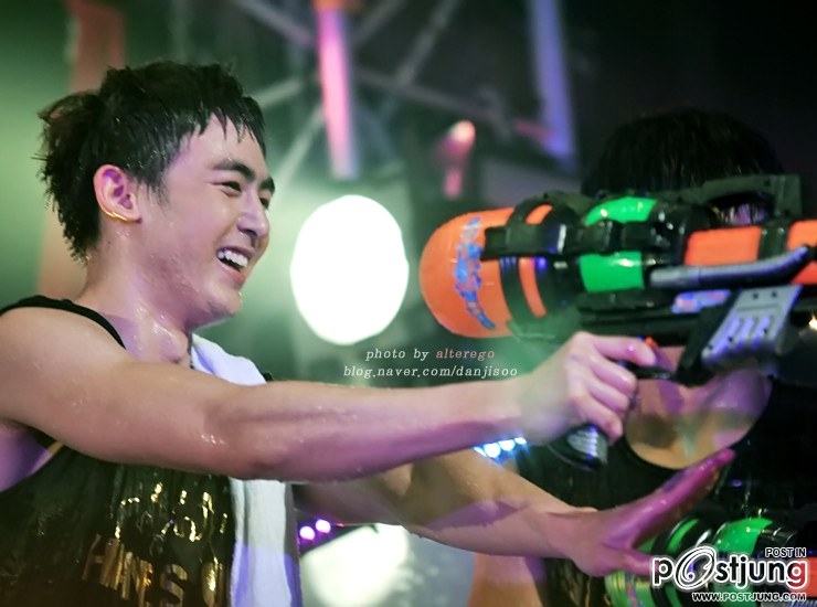 NICHKHUN   เปียกน้ำ  น่ารัก ๆ