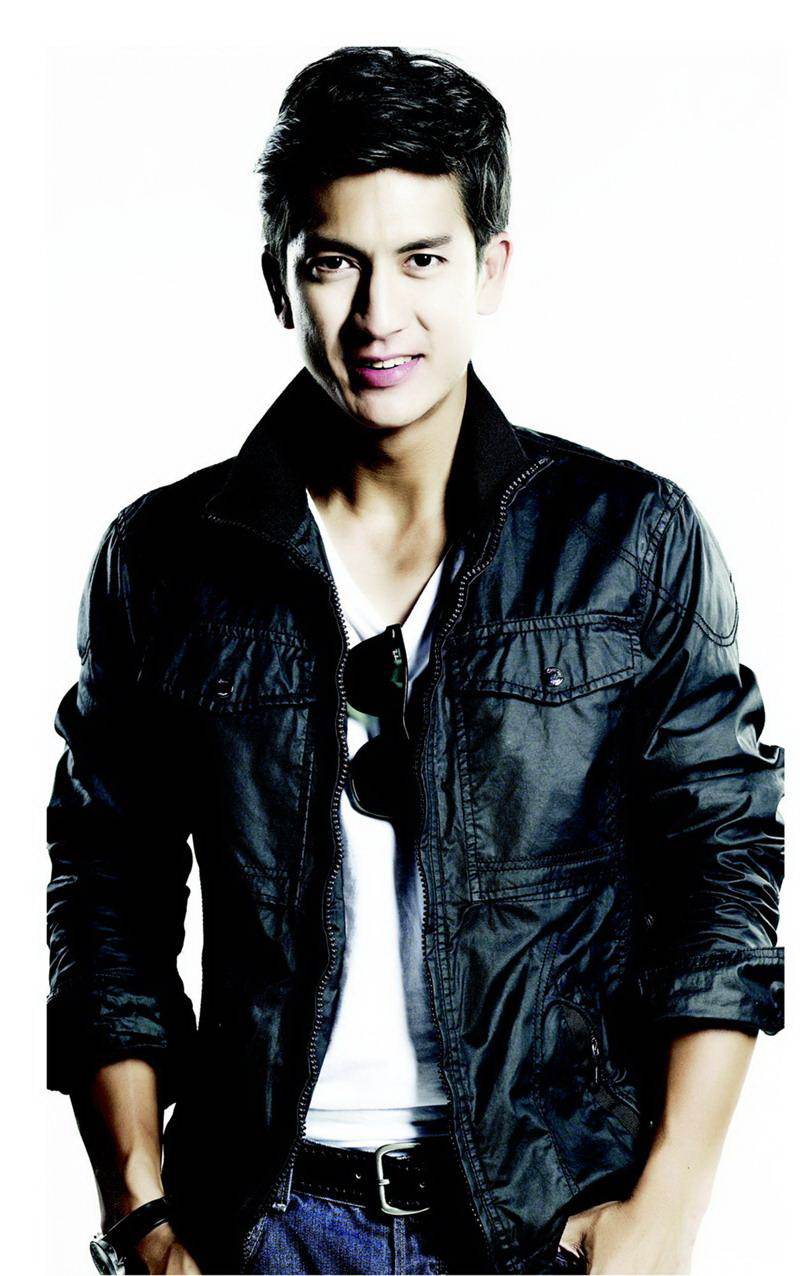 แฟนพี่ติ๊กเตรียมเฮ!!! พี่ติ๊ก เจษฎาภรณ์ แย้มมาว่าปลายปีนี้อาจมีผลงานให้เราดู ^^