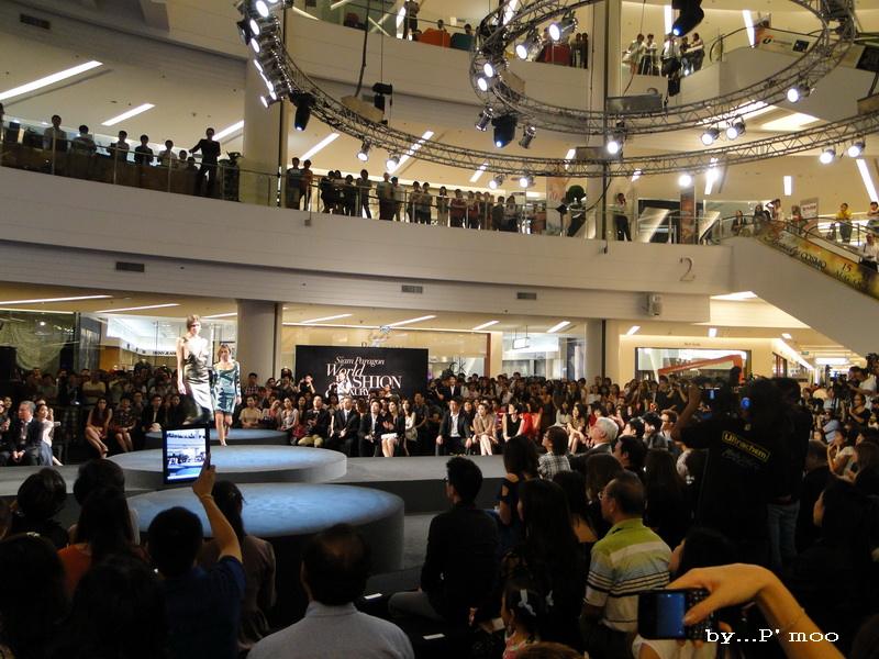 ชมพู่ อารยา ในงานแฟชั่นโชว์ World Fashion & Luxury trends Autumn/Winter 2011