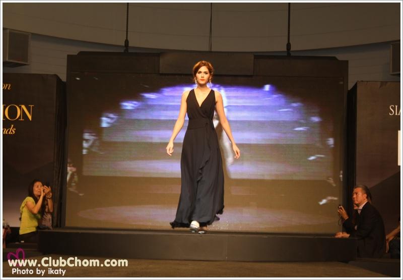 ชมพู่ อารยา ในงานแฟชั่นโชว์ World Fashion & Luxury trends Autumn/Winter 2011