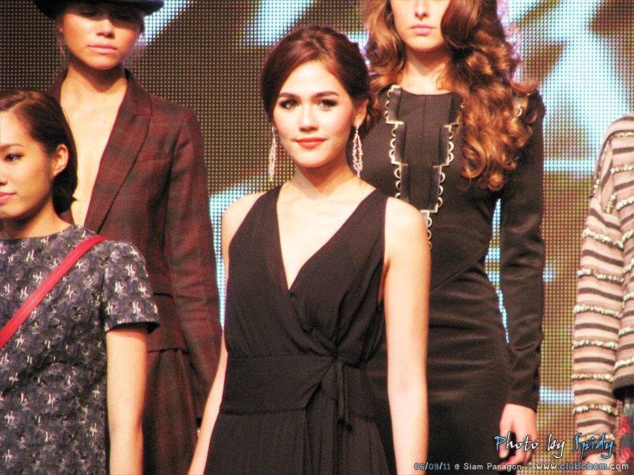 ชมพู่ อารยา ในงานแฟชั่นโชว์ World Fashion & Luxury trends Autumn/Winter 2011