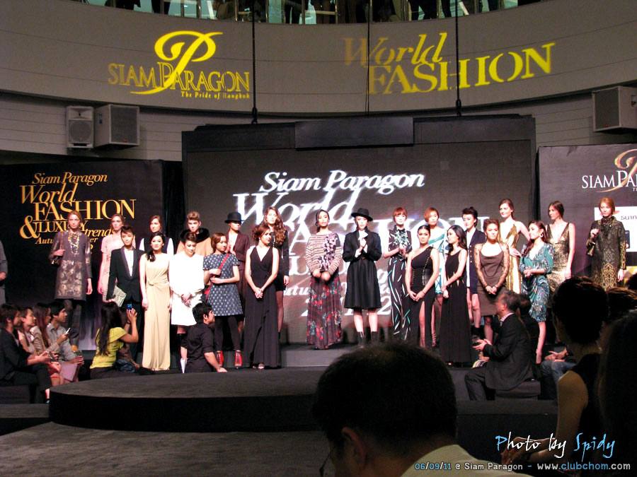 ชมพู่ อารยา ในงานแฟชั่นโชว์ World Fashion & Luxury trends Autumn/Winter 2011