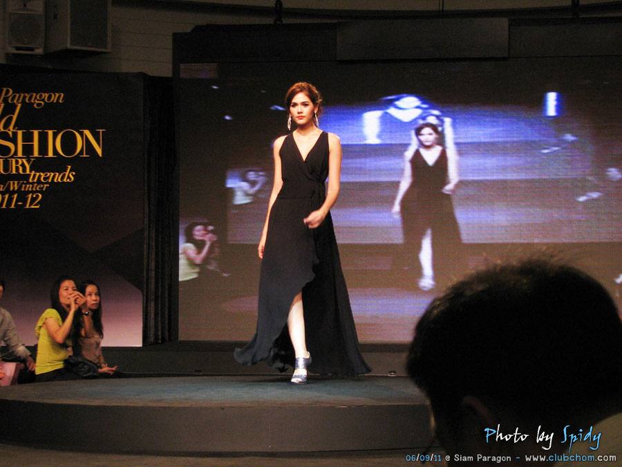 ชมพู่ อารยา ในงานแฟชั่นโชว์ World Fashion & Luxury trends Autumn/Winter 2011