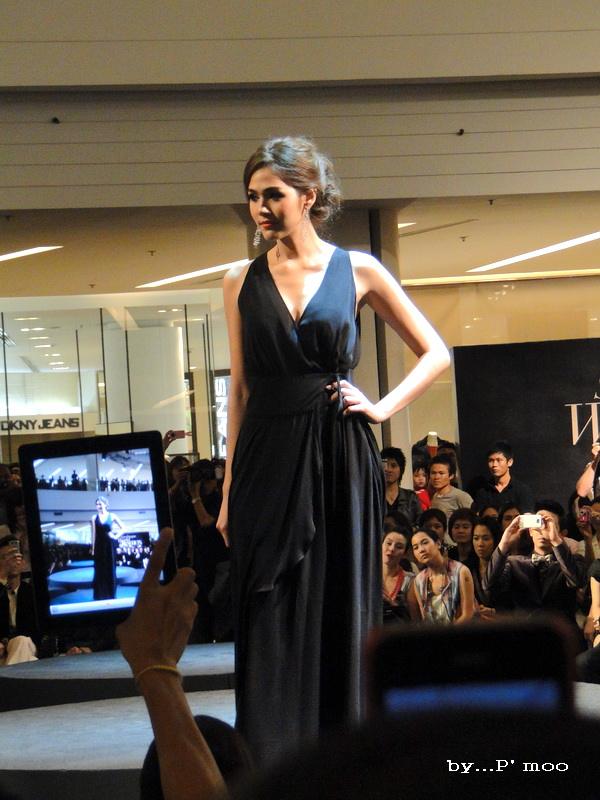 ชมพู่ อารยา ในงานแฟชั่นโชว์ World Fashion & Luxury trends Autumn/Winter 2011