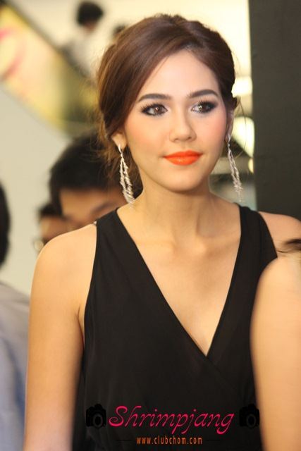 ชมพู่ อารยา ในงานแฟชั่นโชว์ World Fashion & Luxury trends Autumn/Winter 2011