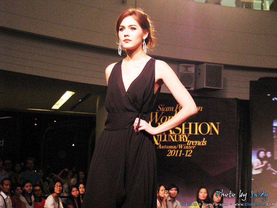 ชมพู่ อารยา ในงานแฟชั่นโชว์ World Fashion & Luxury trends Autumn/Winter 2011