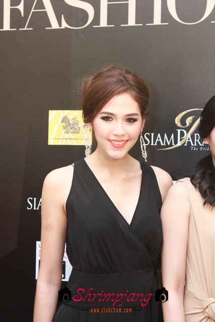 ชมพู่ อารยา ในงานแฟชั่นโชว์ World Fashion & Luxury trends Autumn/Winter 2011