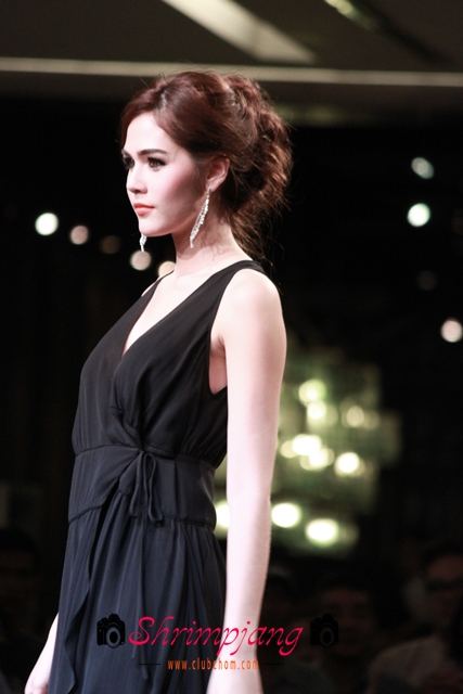 ชมพู่ อารยา ในงานแฟชั่นโชว์ World Fashion & Luxury trends Autumn/Winter 2011