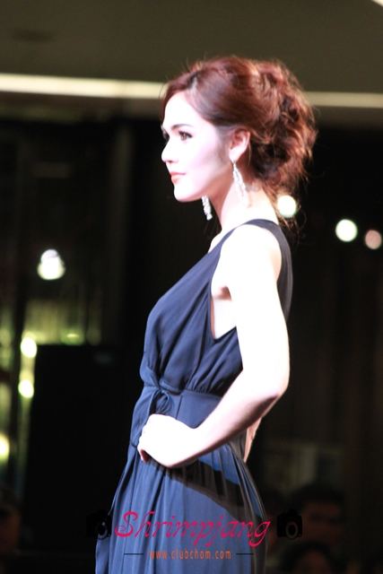 ชมพู่ อารยา ในงานแฟชั่นโชว์ World Fashion & Luxury trends Autumn/Winter 2011
