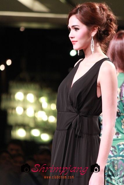 ชมพู่ อารยา ในงานแฟชั่นโชว์ World Fashion & Luxury trends Autumn/Winter 2011