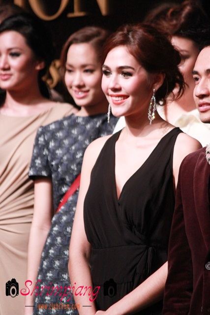 ชมพู่ อารยา ในงานแฟชั่นโชว์ World Fashion & Luxury trends Autumn/Winter 2011