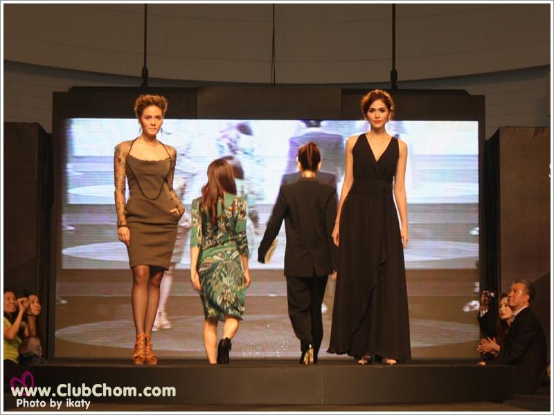 ชมพู่ อารยา ในงานแฟชั่นโชว์ World Fashion & Luxury trends Autumn/Winter 2011