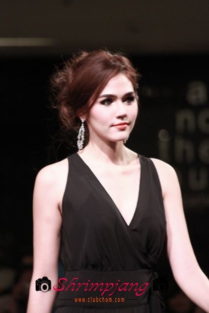 ชมพู่ อารยา ในงานแฟชั่นโชว์ World Fashion & Luxury trends Autumn/Winter 2011