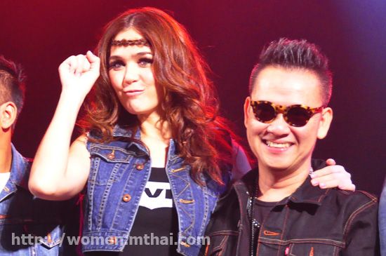 ชมพู่ อารยา เดินแบบในงานลีวาย
