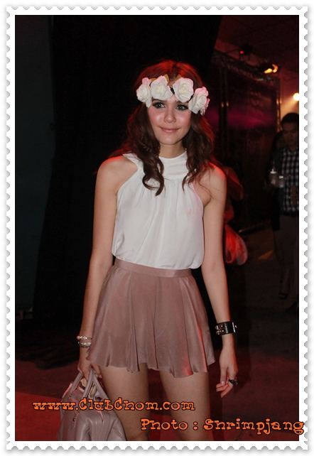ชมพู่ อารยา กับแฟชั่นดอกไม้ที่หัวน่ารักมากๆ