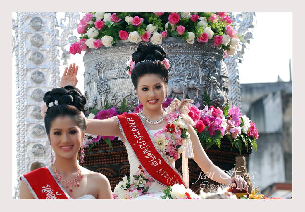 มาแล้ววว ..สาวเจียงใหม่ในชุดล้านนา