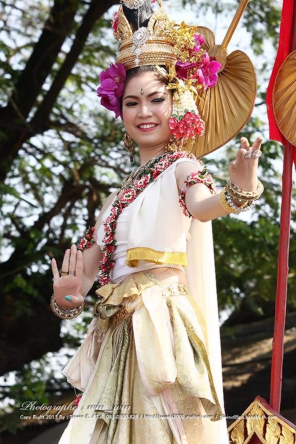มาแล้ววว ..สาวเจียงใหม่ในชุดล้านนา