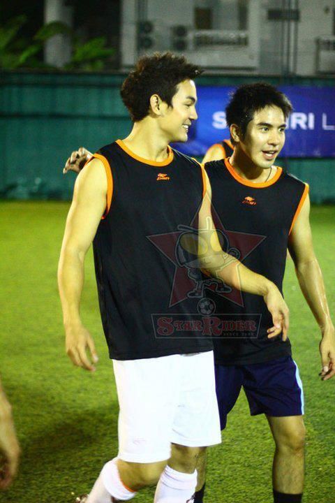 โป๊ป-ธนวรรธน์ ซ้อมบอลกับสมาชิกทีม Star Riders