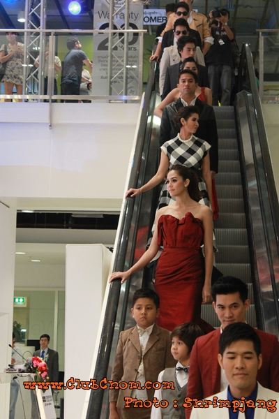 ชมพู่ อารยา ในงานเปิดตัวเฟอร์นิเจอร์SB Design Square