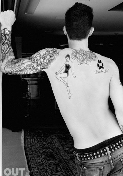Adam Levine แห่งวง Maroon 5 อวดหุ่นล่ำๆเอาใจแฟนคลับบนนิตยสาร OUT ฉบับล่าสุด!Posted by The Killerz