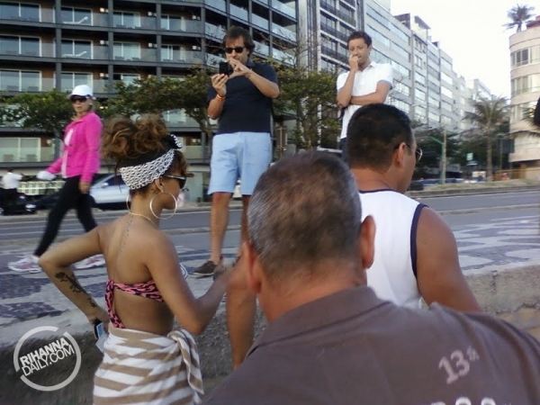 Rihanna ล่าสุดได้ไปเดินเล่นบนชายหาด Rio De Janeiro!!!