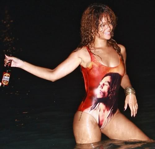 Rihanna กับชุดว่ายน้ำสุด XxX !!