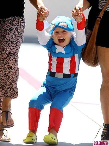 หนูน้อย Zuma Rossdale (ลูกชาย Gwen) ในชุดกัปตันอเมริกาเข้าร้านทำเล็บ!