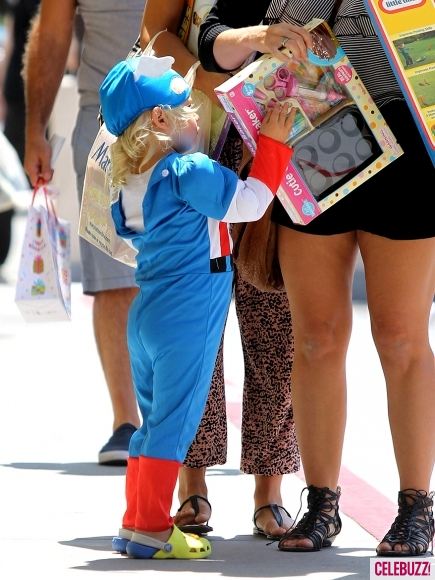 หนูน้อย Zuma Rossdale (ลูกชาย Gwen) ในชุดกัปตันอเมริกาเข้าร้านทำเล็บ!