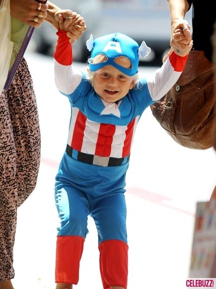 หนูน้อย Zuma Rossdale (ลูกชาย Gwen) ในชุดกัปตันอเมริกาเข้าร้านทำเล็บ!