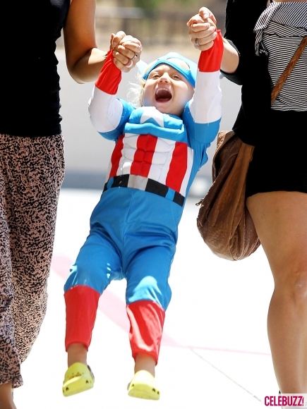 หนูน้อย Zuma Rossdale (ลูกชาย Gwen) ในชุดกัปตันอเมริกาเข้าร้านทำเล็บ!