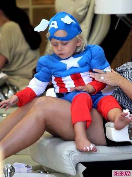 หนูน้อย Zuma Rossdale (ลูกชาย Gwen) ในชุดกัปตันอเมริกาเข้าร้านทำเล็บ!